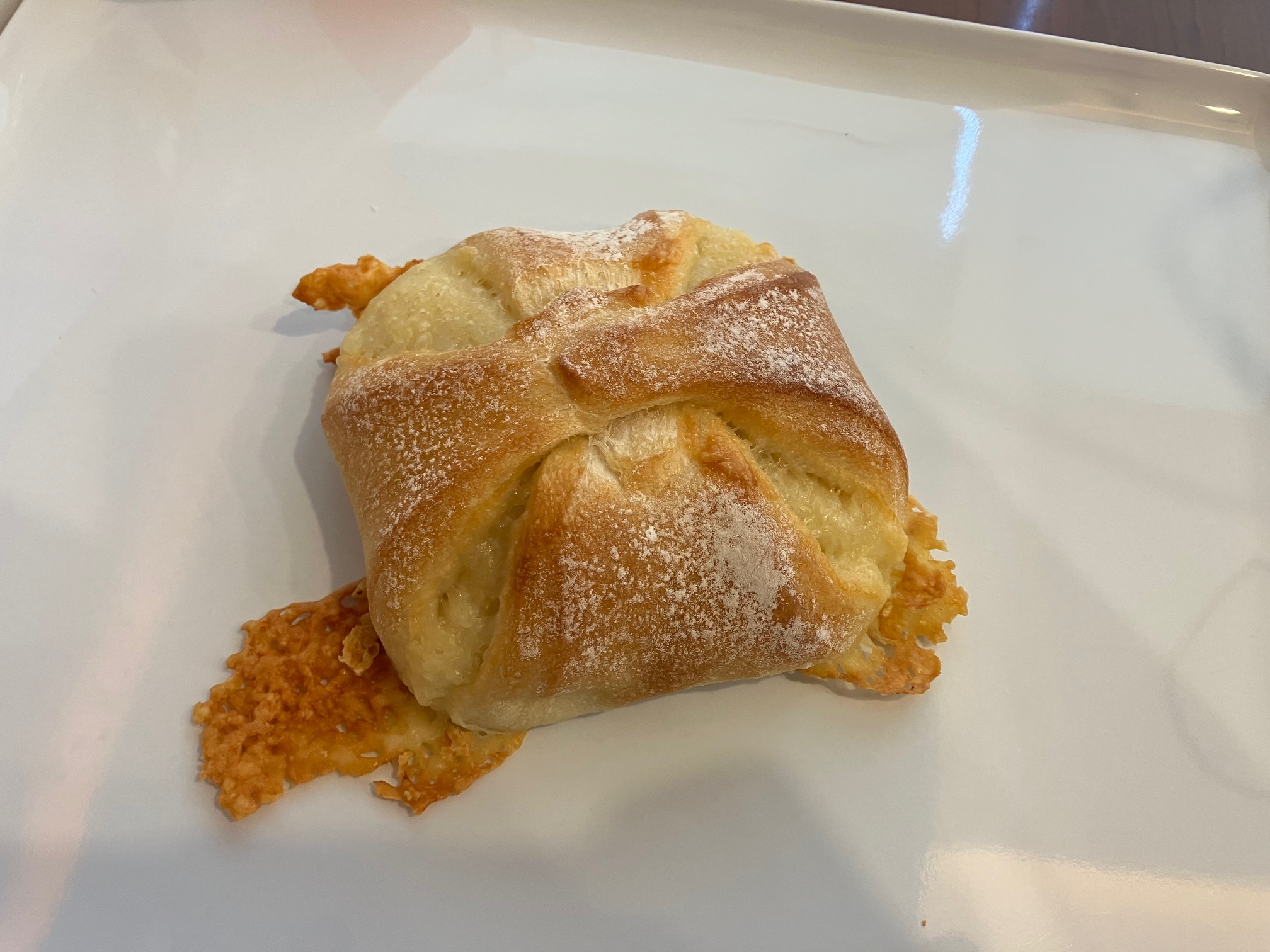 あふれるチーズのパン（マリボー）