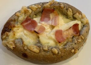 ほっくりポテトとベーコンの黒ごまパン