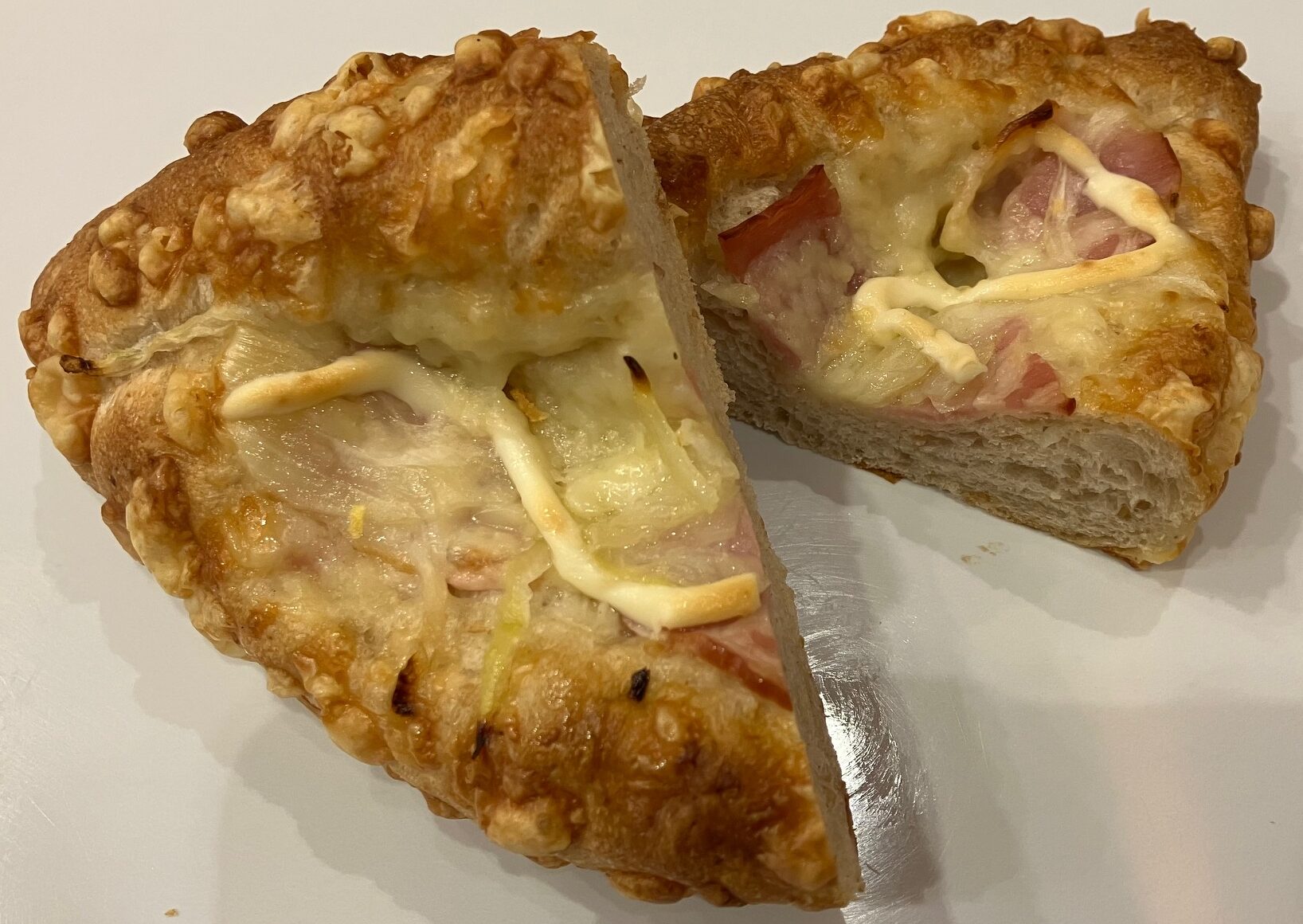 オニオンとベーコンのもち麦パン