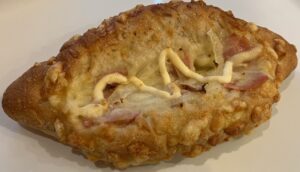 オニオンとベーコンのもち麦パン