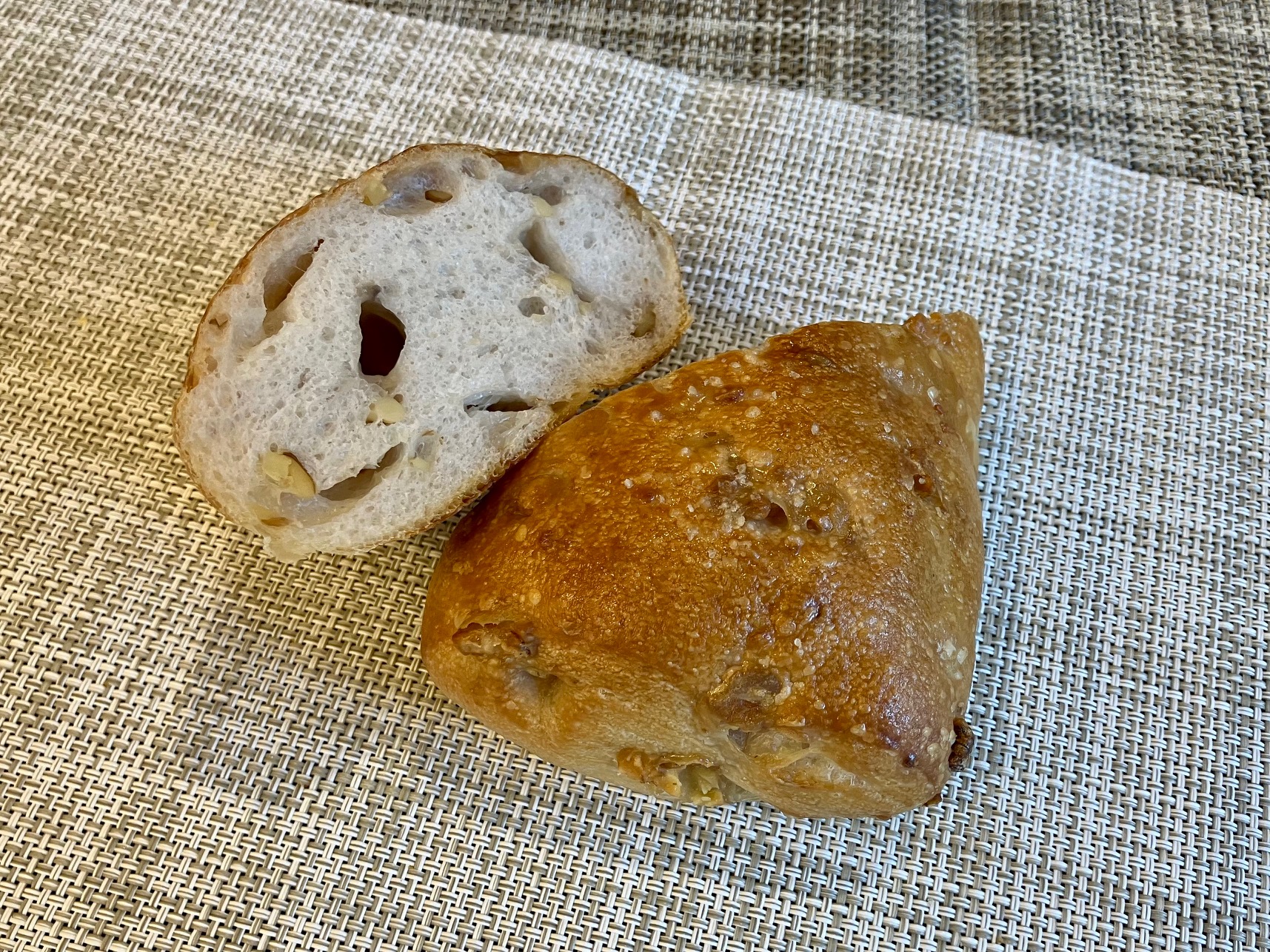 塩バタークルミパン